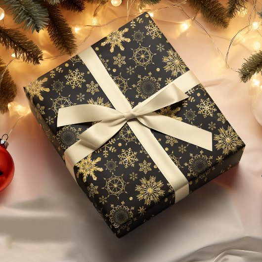 ブラックバックグランドクリスマスに金色のスノーフレーク ラッピングペーパー