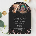 ブラックバラ金ゴールドフォトスター70th birthday arch 招待状<br><div class="desc">70モダン歳のスタイリッシュ誕生日パーティーへの招待。クラシックの黒い背景飾、バラの金ゴールド星。カスタマイズしてパーティー詳細を追加する。</div>