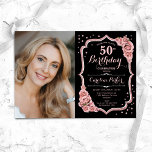 ブラックバラ金ゴールド写真50誕生日 招待状<br><div class="desc">エレガントフローラ50歳の誕生日の招待状と写真。グラムブラックピンクデザインとフェイクグリッターバラ金ゴールド。機能赤面ピンクのバラ、スクリプトのフォントと紙吹雪。大人スタイリッシュのお祝いパーティーに最適。独自の詳細でパーソナライズどんなカスタマイズ年でもいい！印刷されたZazzle招待状または即時ダウンロードのデジタル印刷可能なテンプレート。</div>