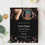 ブラックバラ金ゴールド写真70th birthday invitation<br><div class="desc">70モダン歳のスタイリッシュ誕生日パーティーへの招待。クラシックの黒い背景飾、バラの金ゴールド星。カスタマイズしてパーティー詳細を追加する。1枚= 1枚の招待状を印刷したエッジからエッジ</div>