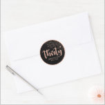 ブラックバラ金ゴールド30th Birthday Partyお気に入りシール ラウンドシール<br><div class="desc">黒パーソナライズされたとバラの金ゴールド30th誕生日ラウンドパーティーの好意ラベルのグリッターパターシンプルン、シミュレートされたシミュレーションとスクリプトの手書きフォント。名カスタマイズ前、誕生年/誕生日、または自分の短いメッセージ。</div>