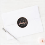 ブラックバラ金ゴールド30th Birthday Partyお気に入りシール ラウンドシール<br><div class="desc">黒パーソナライズされたとバラの金ゴールド30th誕生日ラウンドパーティーの好意ラベルのグリッターパターシンプルン、シミュレートされたシミュレーションとスクリプトの手書きフォント。名カスタマイズ前、誕生年/誕生日、または自分の短いメッセージ。</div>