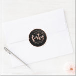 ブラックバラ金ゴールド40th Birthday Partyお気に入りシール ラウンドシール<br><div class="desc">黒パーソナライズされたとバラの金ゴールド40th誕生日ラウンドパーティーの好意ラベルのグリッターパターシンプルン、シミュレートされたシミュレーションとスクリプトの手書きフォント。名カスタマイズ前、誕生年/誕生日、または自分の短いメッセージ。</div>