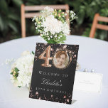 ブラックバラ金ゴールド40th photo birthday party welcome 台座サイン<br><div class="desc">40歳の誕生日のパーティー。黒い背景とバラ金ゴールド色の星。名前と写真をカスタマイズして追加する。</div>
