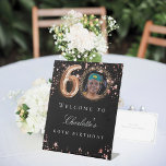 ブラックバラ金ゴールド60th photo birthday party welcome 台座サイン<br><div class="desc">60歳の誕生日パーティーの歓迎会。黒い背景とバラ金ゴールド色の星。名前と写真をカスタマイズして追加する。</div>