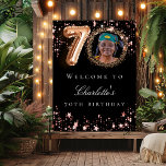 ブラックバラ金ゴールド70th photo birthday party welcome ポスター<br><div class="desc">70歳の誕生日パーティーのウェルカムポスター。黒い背景とバラ金ゴールド色の星。名前と写真をカスタマイズして追加する。戻る：デザインなし</div>