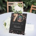 ブラックバラ金ゴールド70th photo birthday party welcome 台座サイン<br><div class="desc">70歳の誕生日パーティーのウェルカムサイン。黒い背景とバラ金ゴールド色の星。名前と写真をカスタマイズして追加する。</div>