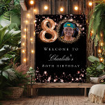 ブラックバラ金ゴールド80th photo birthday party welcome ポスター<br><div class="desc">80歳の誕生日パーティーのウェルカムポスター。黒い背景とバラ金ゴールド色の星。名前と写真をカスタマイズして追加する。戻る：デザインなし</div>