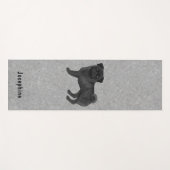 ブラックパグかわいい漫画の犬と名前をカスタムするブルー ヨガマット (正面(横))