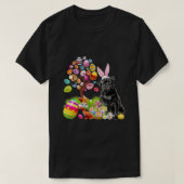 ブラックパグイースター卵の木の犬バニーイースターデー Tシャツ (デザイン正面)