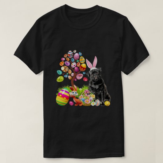 ブラックパグイースター卵の木の犬バニーイースターデー Tシャツ (デザイン正面)