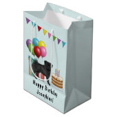 ブラックパグキュート漫画の犬カラフルハッピーバースデー ミディアムペーパーバッグ (正面アングル)