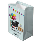 ブラックパグキュート漫画の犬カラフルハッピーバースデー ミディアムペーパーバッグ (裏面アングル)