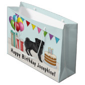 ブラックパグキュート漫画の犬カラフル誕生日 ラージペーパーバッグ (正面アングル)