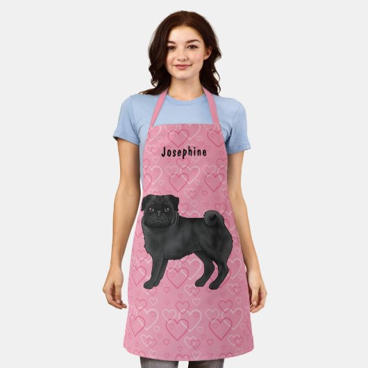 ブラックパグ犬かわいいモップと名前のピンクのハート エプロン (着用した状態)