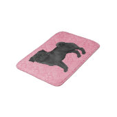 ブラックパグ犬の漫画モップピンクの愛のハートパターン バスマット (アングル)