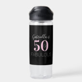 ブラックパーソナライズされたピンク50thバースデーパーティーのお願い ウォーターボトル (背面)