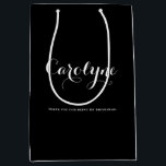 ブラックパーソナライズされたブライドメイドブライダルシャワー ミディアムペーパーバッグ<br><div class="desc">与え感謝していは、このカスタマイズ可能な抱き枕を使用して、あなたのbridesmaid、花の女の子、メイド・オブ・オーナー(花嫁付き添い人)などのブライダルパーティ。白い書道で黒い背景色をモダン使う。</div>