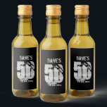 ブラックパーソナライズされた50th Any Birthday Party Fever ワインラベル<br><div class="desc">ブラック50thパーソナライズされた任意の誕生日パーティミニワインラベル</div>