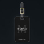 ブラックパーソナライズされた・グロムスマンの名前とモノグラム ラゲッジタグ<br><div class="desc">groomsmenの荷物タグで結婚あなたのパーソナライズされたに個人的なtouchを追加。このラゲッジタグパーソナライズされたは、背景として白と灰色のモノグラムのタイトルと日付を持つgroomsmanの名前と結婚、クラシックセリフのフォントスタイルで、黒い背景に。また、花婿介添人、花嫁の父、リングのベアラーのためにも最適。</div>