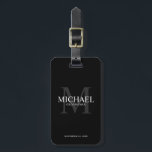 ブラックパーソナライズされた・グロムスマンの名前とモノグラム ラゲッジタグ<br><div class="desc">groomsmenの荷物タグで結婚あなたのパーソナライズされたに個人的なtouchを追加。このラゲッジタグパーソナライズされたは、背景として白と灰色のモノグラムのタイトルと日付を持つgroomsmanの名前と結婚、クラシックセリフのフォントスタイルで、黒い背景に。また、花婿介添人、花嫁の父、リングのベアラーのためにも最適。</div>
