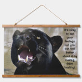 ブラックパ食べンサーのユーモア 吊り下げ型タペストリー (正面)