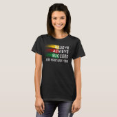 ブラックヒストリー月米国ア誇りを持ったフリカ信じアカイ Tシャツ (正面フル)
