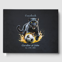 ブラックヒョウ遊はサッカーをしている。