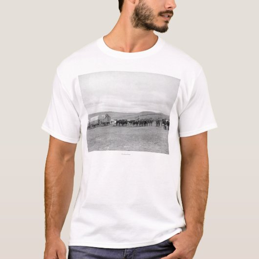 ブラックヒルズのために先頭に立たれるウシおよびワゴンの列車 Tシャツ (正面)