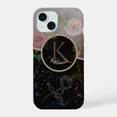 ブラックピンクグレーフローラモノグラム電話ケース iPhone 15ケース (裏面)