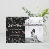 ブラックピンクシルバー冬の赤ちゃんシャワー写真 招待状 (スタンド正面)