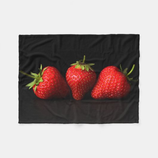 ブラックフバークnm上の3個のイチゴ フリースブランケット (正面(横))