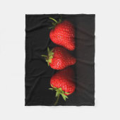 ブラックフバークnm上の3個のイチゴ フリースブランケット (正面)