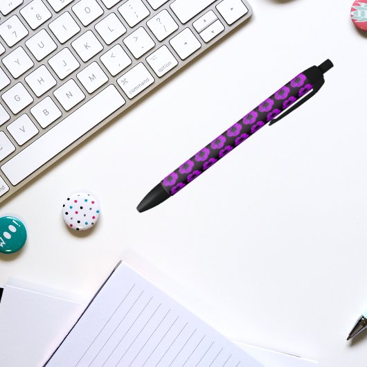 ブラックフローラルパターンの紫ゼラニウム 黒ボールペン