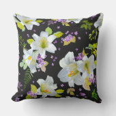 ブラックフローラルパターン上の白ユリ クッション (正面)