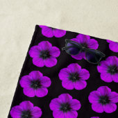 ブラックフローラ上の紫色のゼラニウム ビーチタオル (インサイチュ)