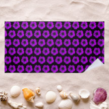 ブラックフローラ上の紫色のゼラニウム