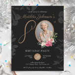 ブラックフローラ80th Birthday Partyへの招待<br><div class="desc">ブラックフローラ80th Birthday Partyへの招待。祝人生の大きな瞬間は、予算フレンドリー的な節目の誕生日の招待状と同じくらい美しい手頃。このフローラインスパイアデザインは開花を取り上げ鮮やか、あらゆるお祝いにエレガンスのtouchを加える。写真を使ってカスタマイズし、その日の本質を捉えた形見を作り出す。銀行を壊さずにスタイルを求める人に最適！</div>