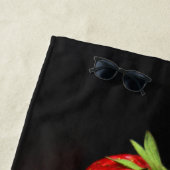 ブラックブトクナの3個のイチゴ ビーチタオル (インサイチュ)