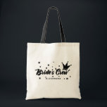 ブラックブライドのクルー タイポグラフィ クラウンと星 トートバッグ<br><div class="desc">花嫁のクルーは誰? クラウンと星のイラストが入った大胆なタイポグラフィーが特徴の、楽しくてお祭り的な結婚式の仲間たちのトートバッグ。 このバッグは、ブライズメイド、メイド・オブ・オナー、マトロン・オブ・オナー、フラワーガール、その他の結婚式の仲間たちへの完璧な贈り物になるでしょう。 名前を入れてパーソナライズすることもできます。 結婚式前のパーティーやバチェロレッテパーティーなどでこのバッグを身に着けて。</div>