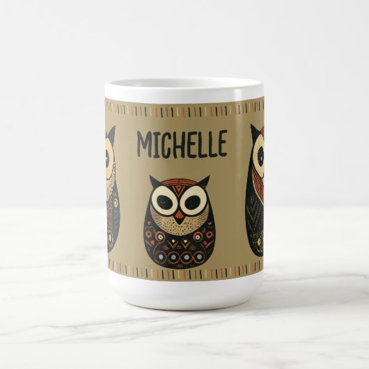 ブラックブラウンフォークアートフクロウ名前をカスタムする コーヒーマグカップ (中央)