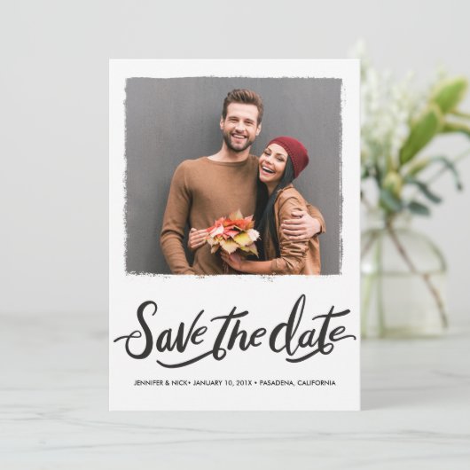 ブラックブラシスクリプトウェディング日付カードを保存 セーブザデート (スタンド正面)