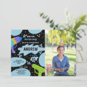 ブラックブルーグリーンフォトウォーターガン誕生日 招待状 (スタンド正面)