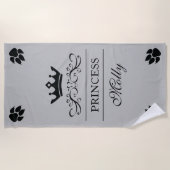 ブラックプリンセスクラウン及び名前をカスタムする付き犬の足 ビーチタオル (正面)