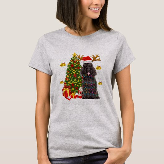 ブラックプードルサンタクリスマスツリーライトクリスマス Tシャツ (正面)