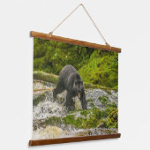 ブラックベア魚釣り |クアクリークブリティッシュコロンビア 吊り下げ型タペストリー (傾斜あり)