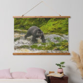 ブラックベア魚釣り |クアクリークブリティッシュコロンビア 吊り下げ型タペストリー (寝室)