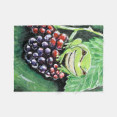 ブラックベリーの小さなツリ絵画ガエル フリースブランケット (正面(横))