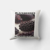 ブラックベリーは緑の時は赤 クッション (裏面)