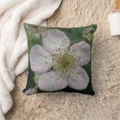 ブラックベリーフラワーマクロ枕 クッション (ブランケット)